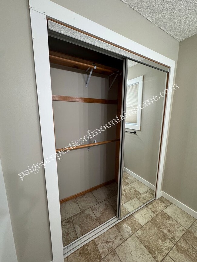 Building Photo - Charming 3 Bedroom, 2 Bath Home with Sunro...