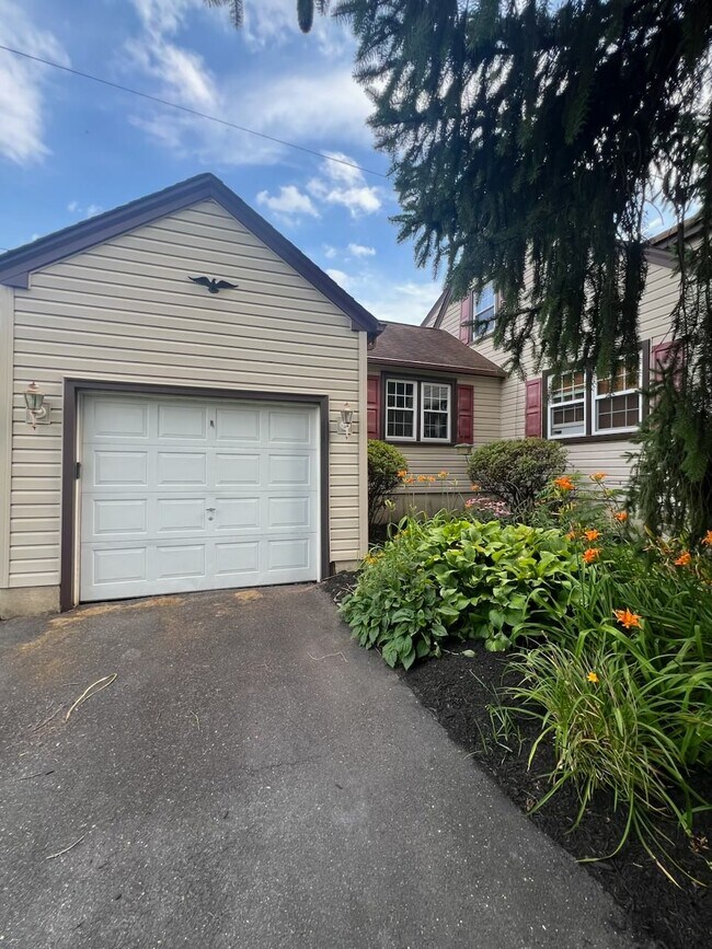 Building Photo - 70 Tartan Rd