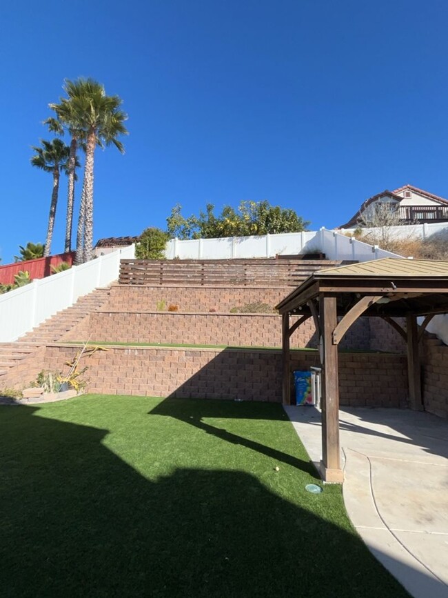 Building Photo - Charming 3-Bedroom, 2.5-Bathroom Home in E...