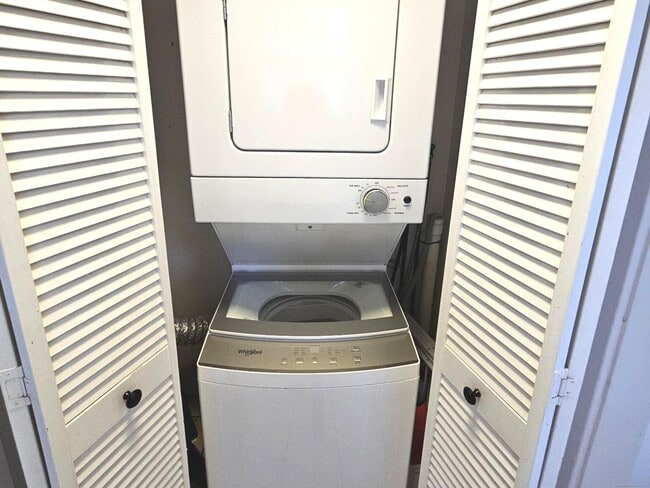 Building Photo - 108 Concord St