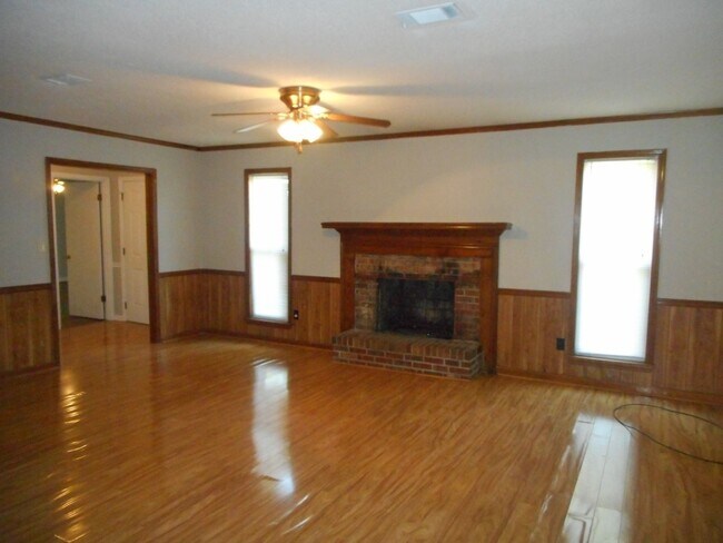 Building Photo - Charming 3BR/2BA Rental in Sand Ridge Neighbourhood