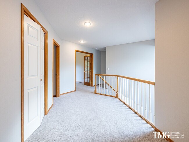 Building Photo - Grand 5+ Bedroom Home in Desirable Garden Home- Raleigh Hills Location with 2800 Sq Ft!