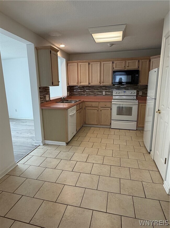 Building Photo - 304 Forest Edge Dr