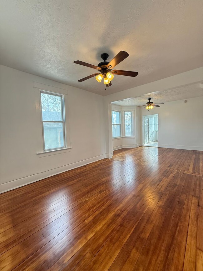 Building Photo - Newly Remodeled Three Bedroom!