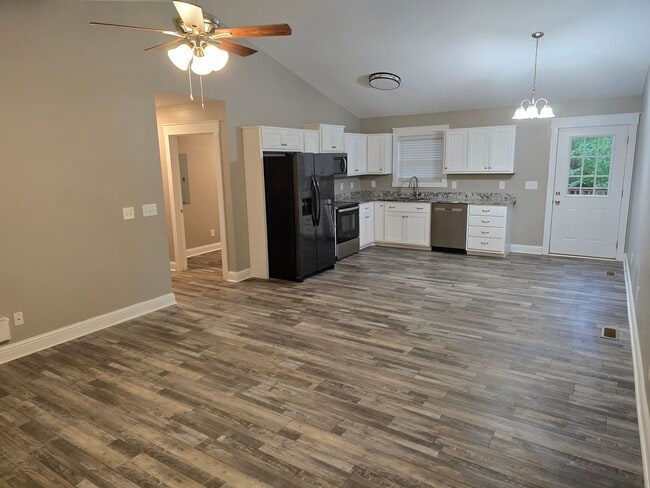 Building Photo - VERY NICE 3/2 HOUSE IN TUNNEL HILL