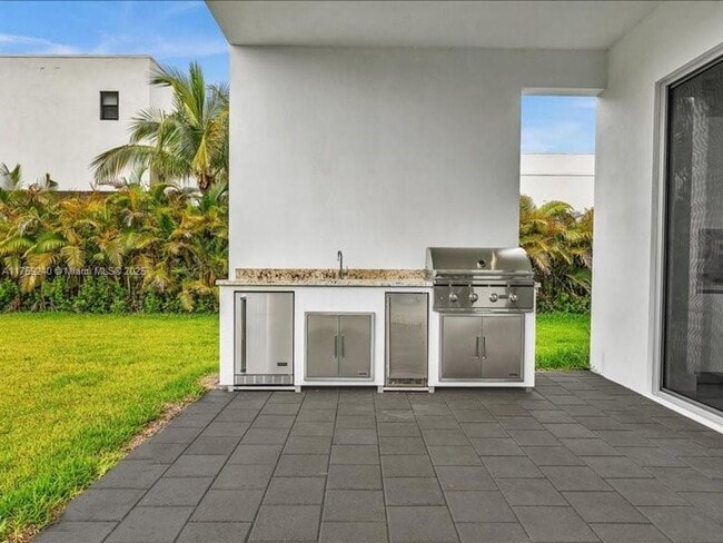 Building Photo - 16644 Botaniko Dr S