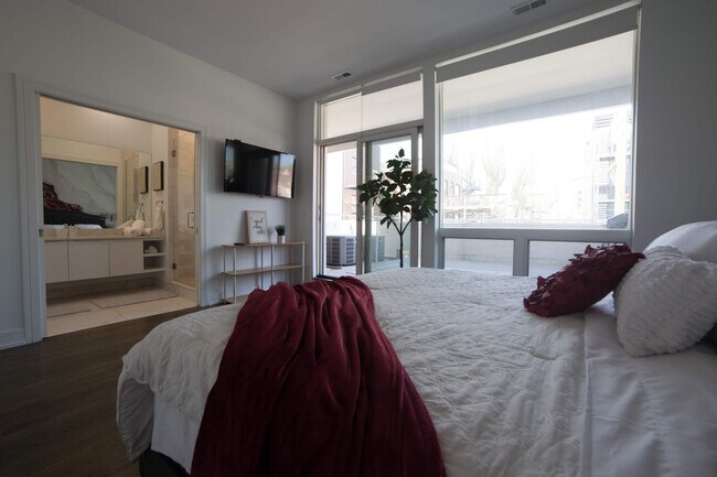 Building Photo - 2048 W Chicago Ave