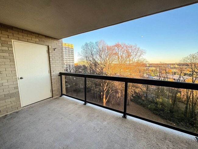 Building Photo - Recently Renovated 3 Bed 2.5 Bath Condo With Balcony In Vibrant Watergate At Landmark - Utilities...