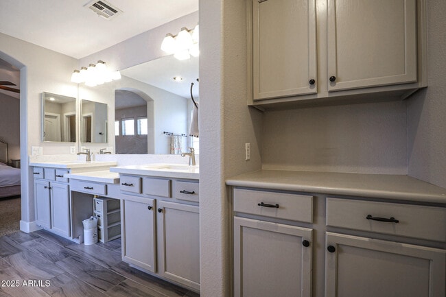 Building Photo - 1950 W Park Pl