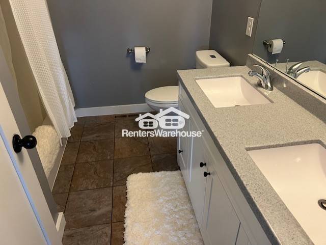 Building Photo - 1730 Deephaven Dr