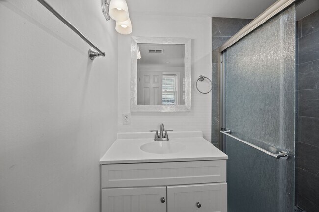 Building Photo - Charming Single-Family Home