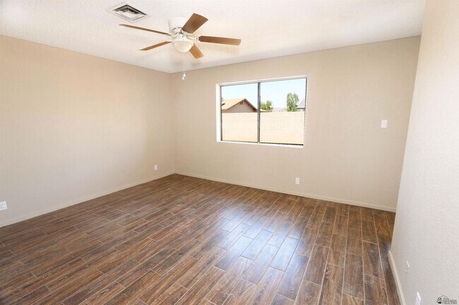 Building Photo - 1276 S Pagent Ave