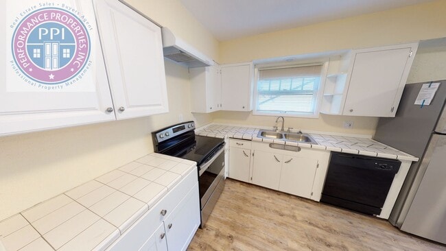 Building Photo - Lake Oswego First Addition - Craftsman Style, Across From George Roger's Park