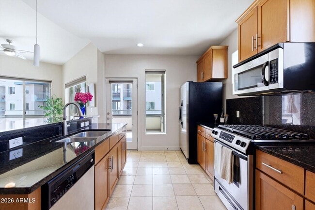 Building Photo - 945 E Playa Del Norte Dr