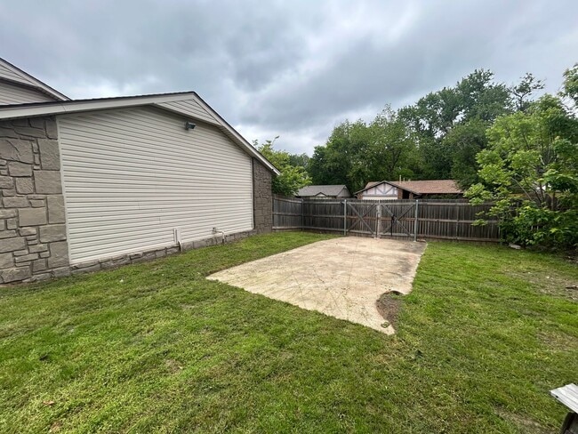 Building Photo - South Tulsa gem!