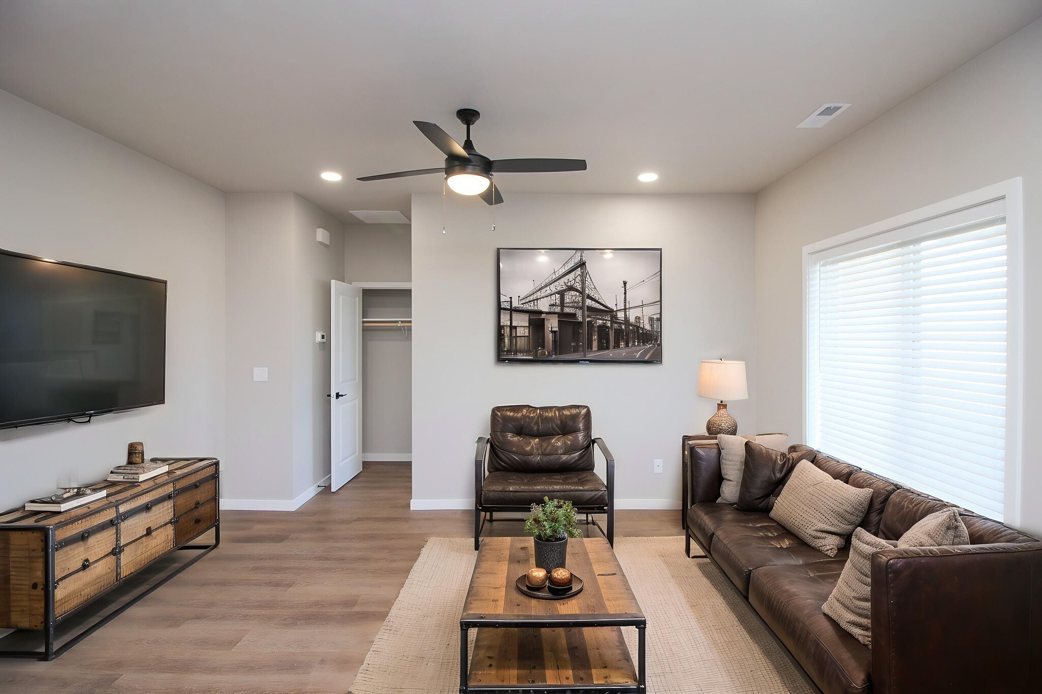 Building Photo - River Park Townhomes