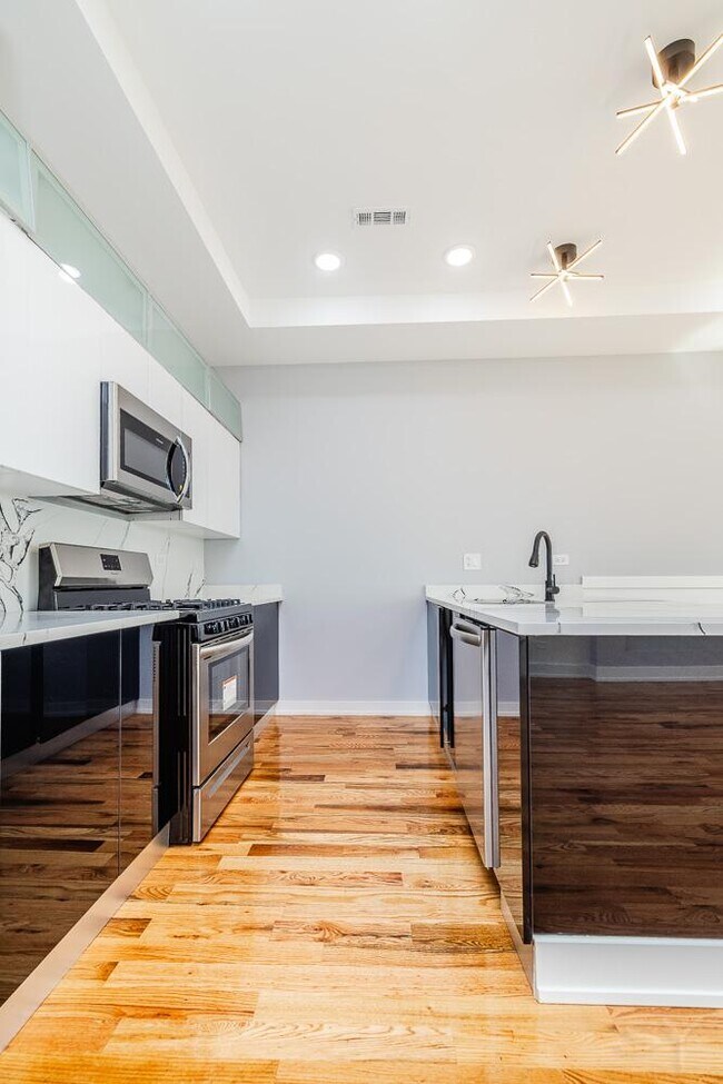 Building Photo - 3 bedroom in Chicago IL 60637