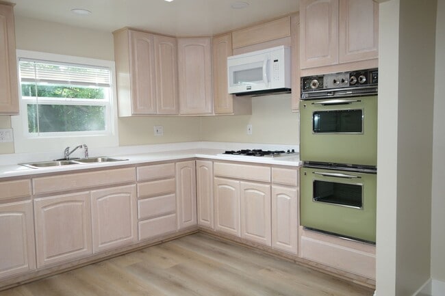 Building Photo - Cute Country Living!