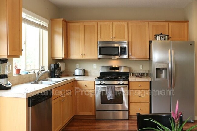 Building Photo - 2335 NW Laura Vis Dr