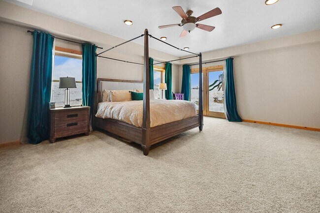 Building Photo - Spacious 6-bedroom, 4.5-bathroom home is i...