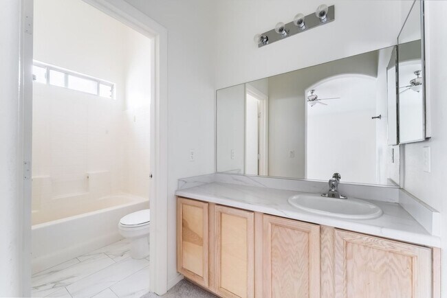 Building Photo - Spacious Henderson Townhome with Modern Up...