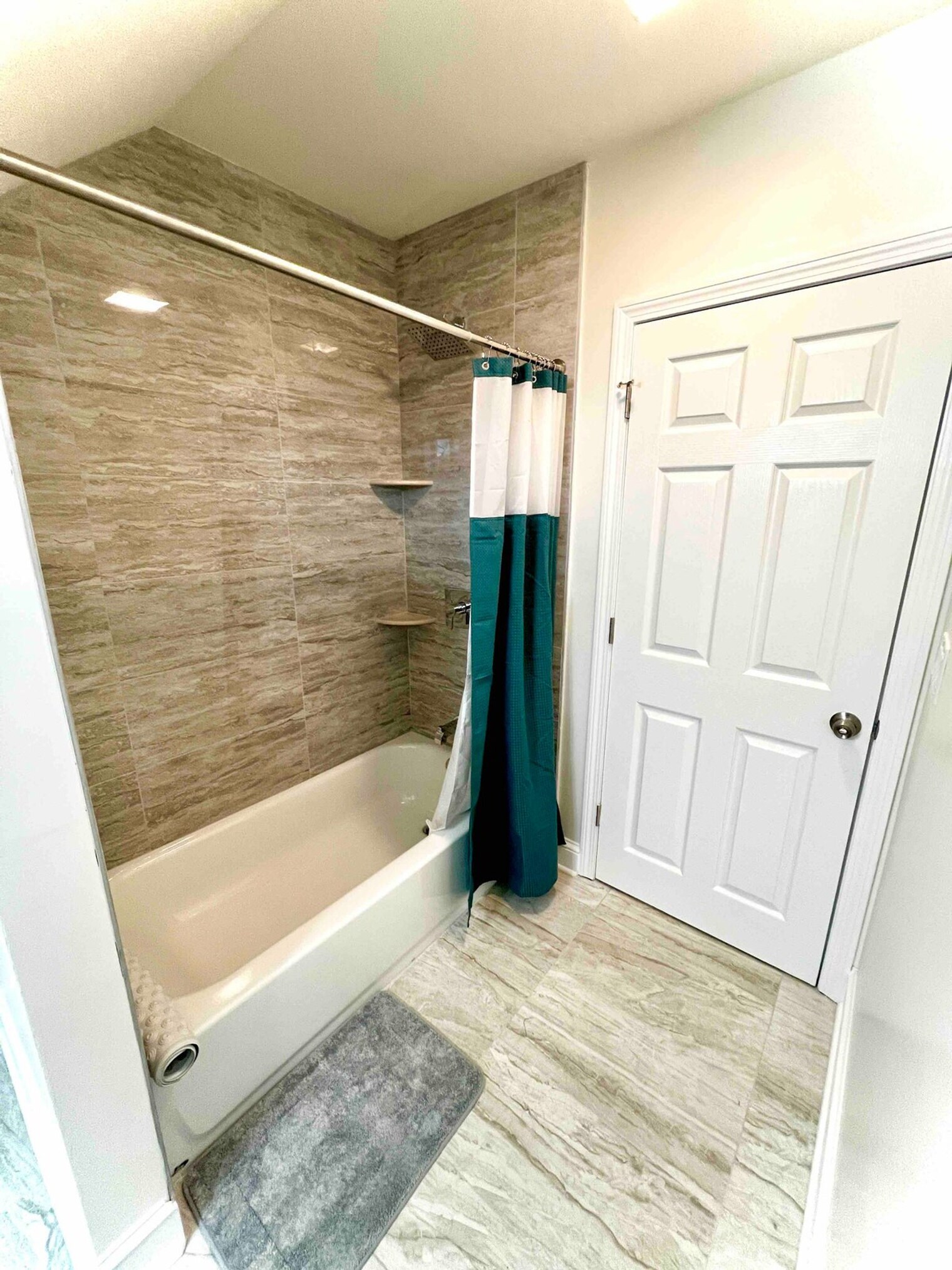 Building Photo - 1592 Main St