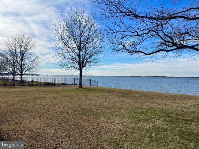 Building Photo - 289 N River Dr