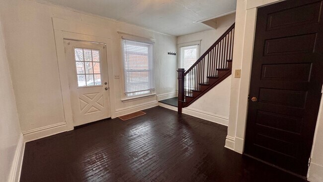 Building Photo - 633 Livingston Ave NE