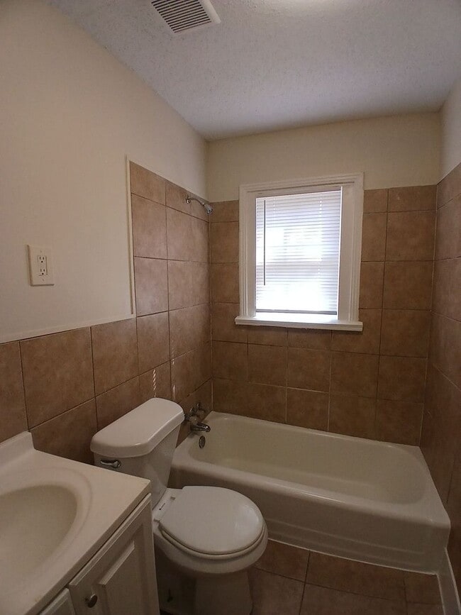 Building Photo - Newly Renovated 2 bedrrrom 1 bath duplex
