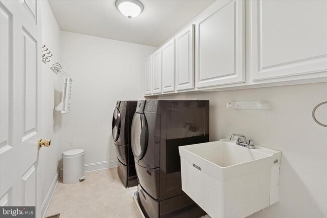 Building Photo - 821 Creekview Dr