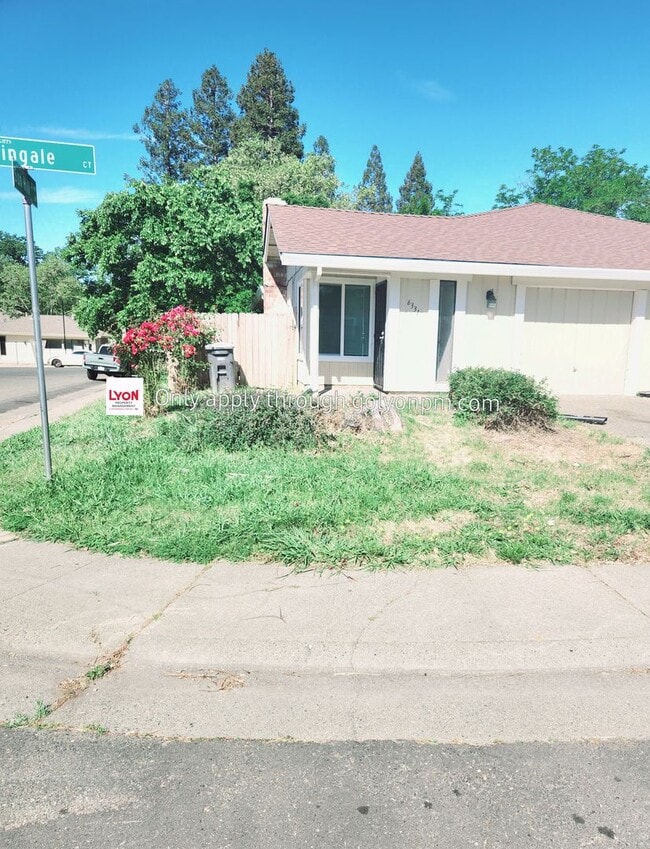 Building Photo - Renovated Halfplex! - Available Now!!