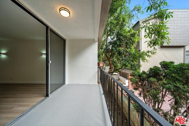 Building Photo - 305 San Vicente Blvd