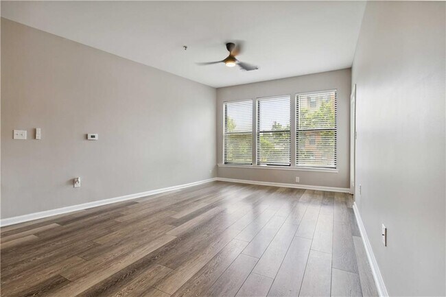 Building Photo - 898 Oak St SW