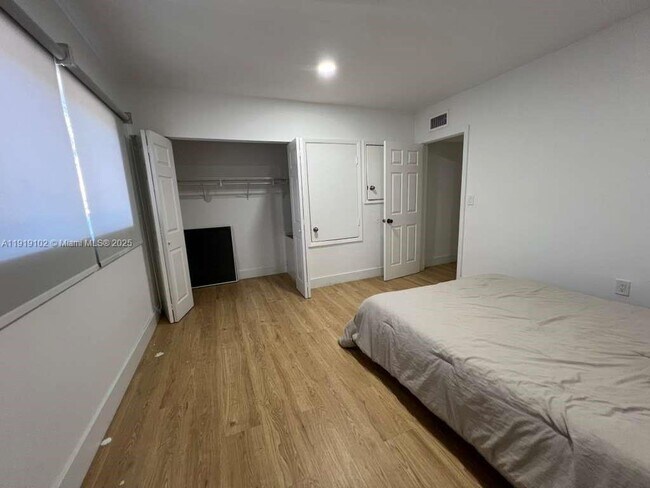 Building Photo - 1480 NE 151st St