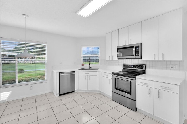 Building Photo - 1637 SW 156th Ave