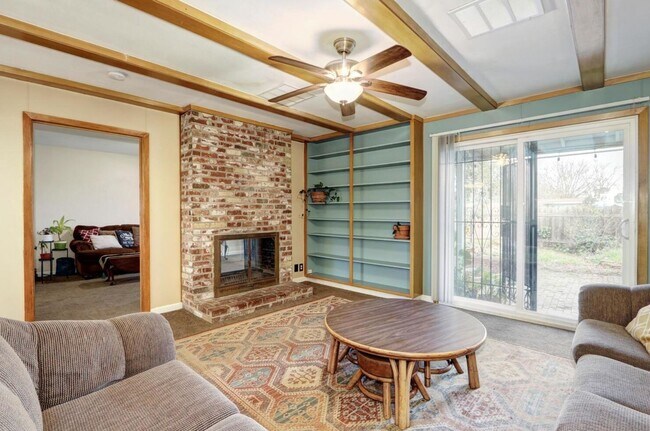 Building Photo - Beautiful Renovated 3/1 In Sacramento