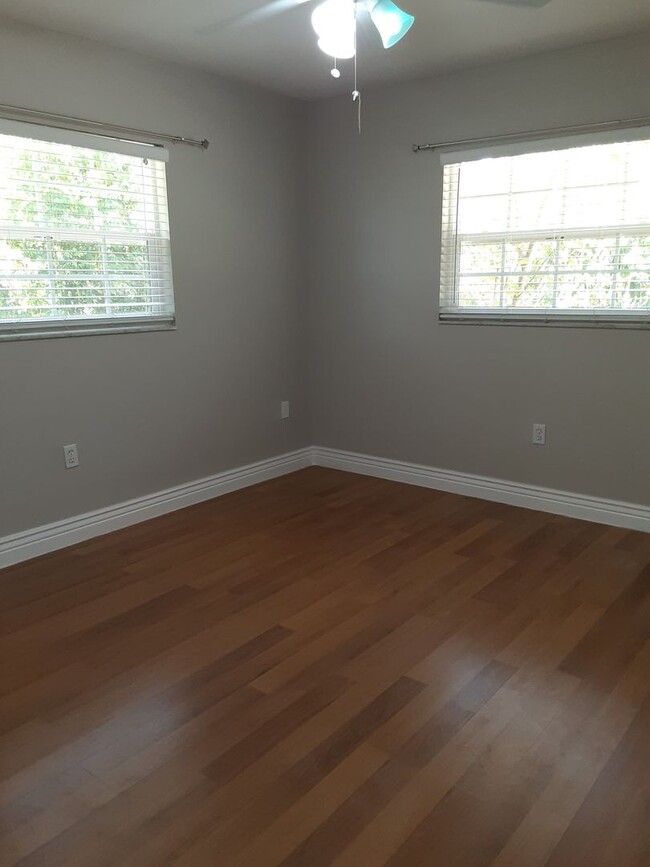 Building Photo - Annual unfurnished 3/2 nicely renovated SF...