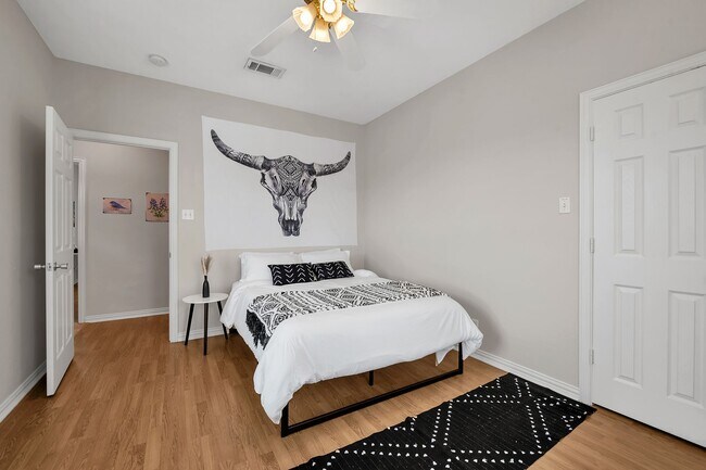 Building Photo - 1425 E James St