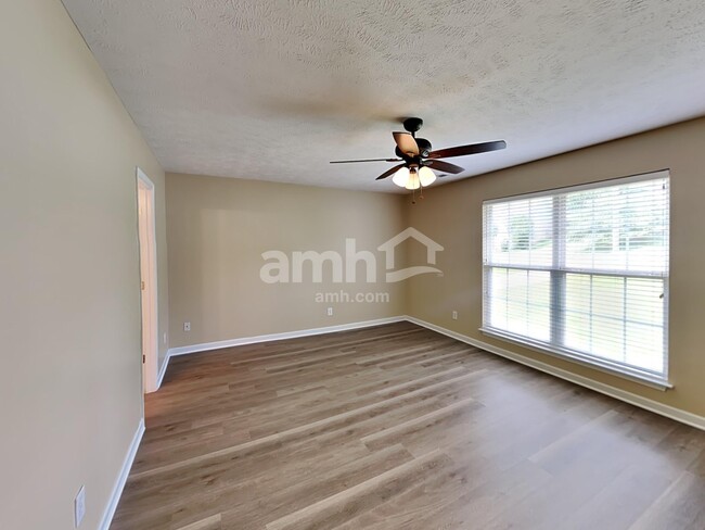 Building Photo - 3744 Henricks Hill Dr