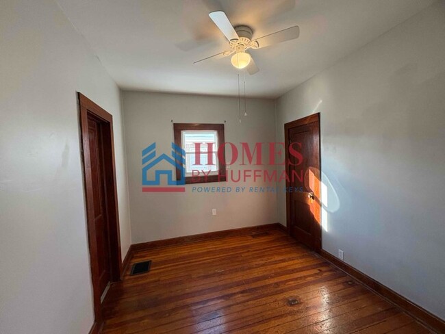 Building Photo - Two Bedroom House | Front Porch | Detached...