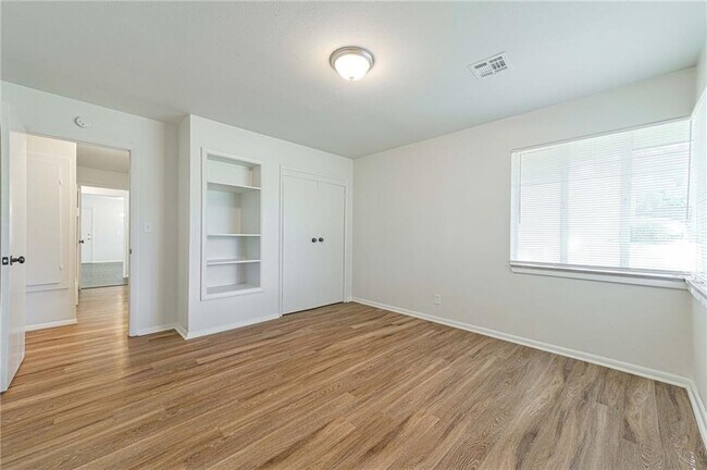 Building Photo - 4309 Woods Dr
