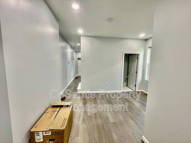 Building Photo - 2 Edith Pl