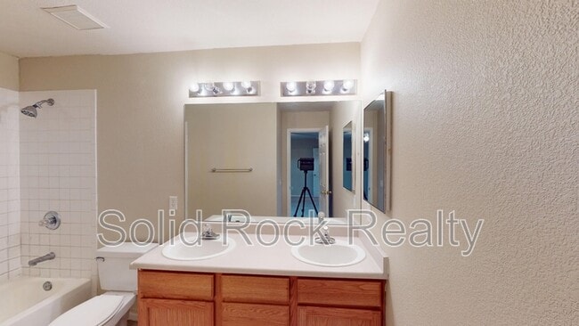 Building Photo - 4960 Universal Heights
