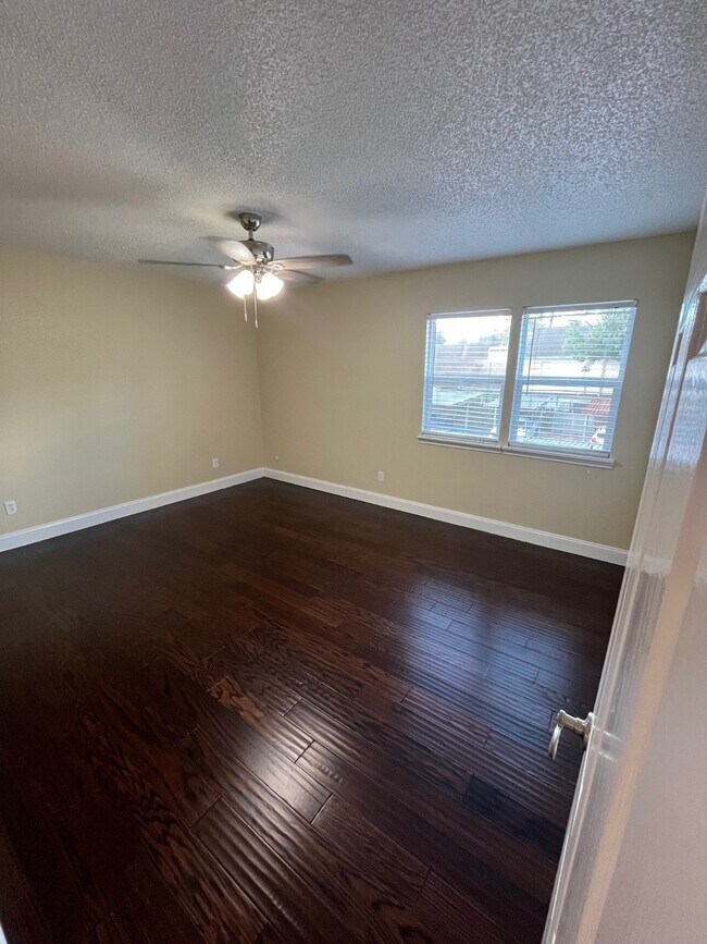 Building Photo - 6416 Bankside Dr