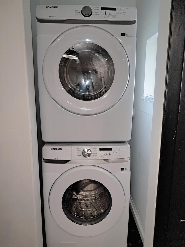 Building Photo - 42 Bowery St