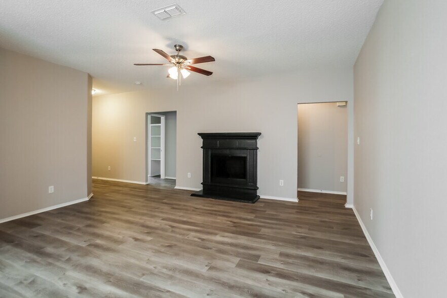 Building Photo - 7213 Park Creek Cir W