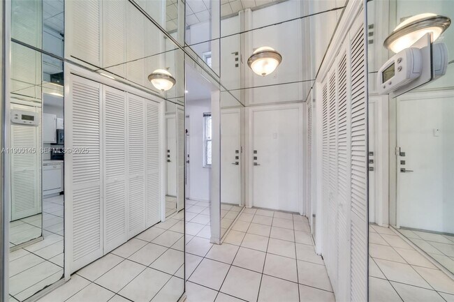 Building Photo - 950 Hillcrest Dr