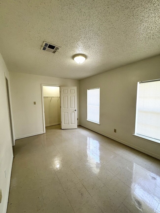Building Photo - Waveland Duplex