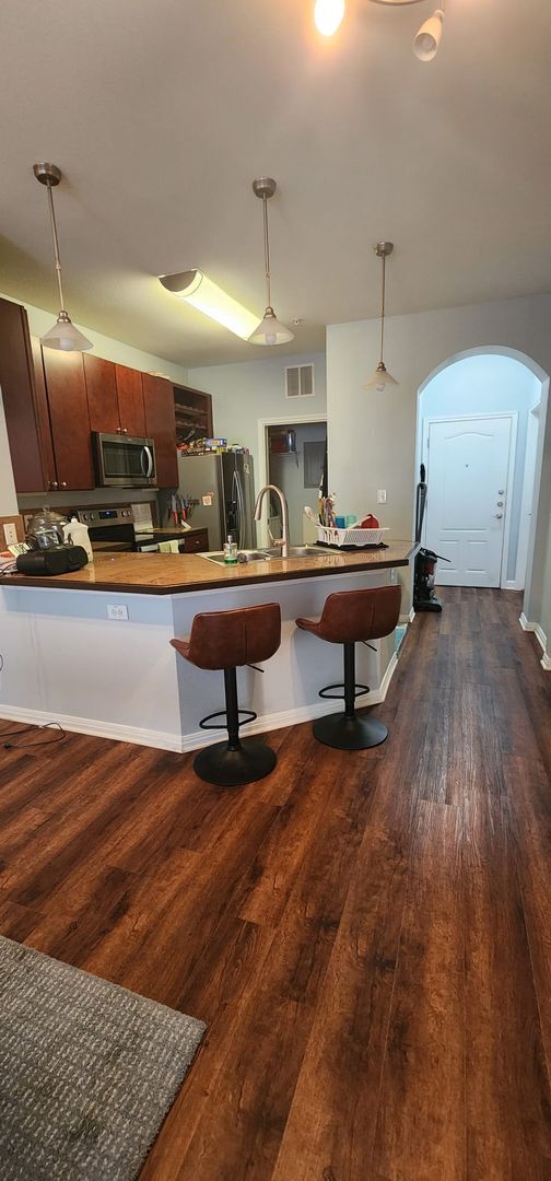 Building Photo - 2/2 Apartment Walking Distance from UT