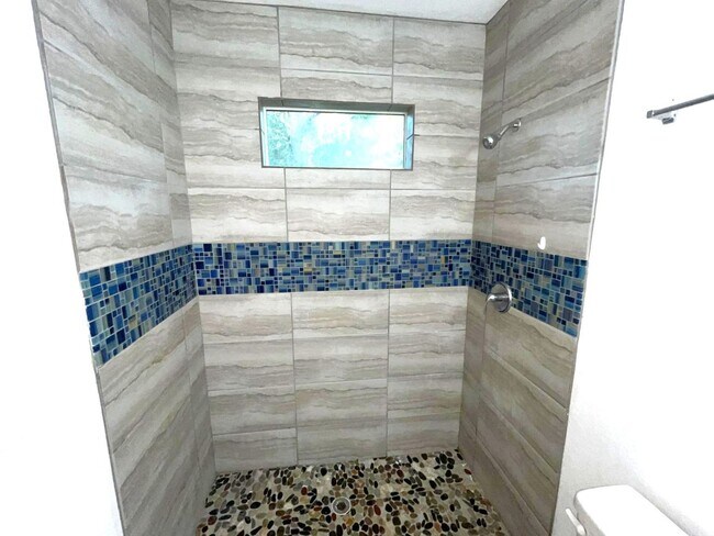 Building Photo - Great Location-Large 2/2/1 + DEN Duplex